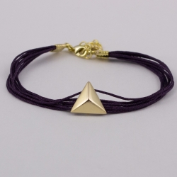 Bracelet fils violine motif pyramide plaqué or