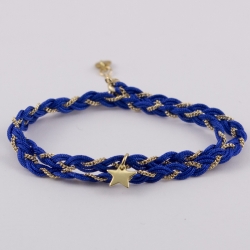 Bracelet croisé de fils de soie bleu dur et d'une étoile montée sur une chaîne plaqué or