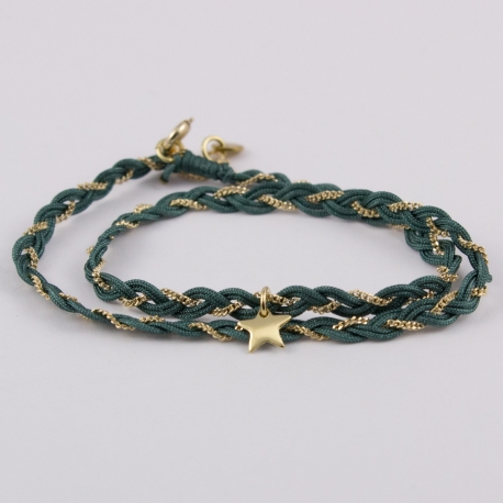 Bracelet tressé motif étoile avec des fils de soie vert et d'une chaîne plaqué or