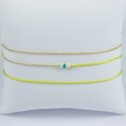 Bracelet triple tour modèle Dario perles akoya keshi et émeraude doré et lien vert pomme by LFDM Jewelry