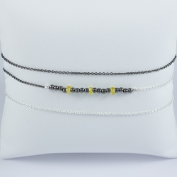 Bracelet triple tour perles rhodiées noires et saphirs jaunes chaine argent et rhodiée noire by LFDM Fine Jewelry